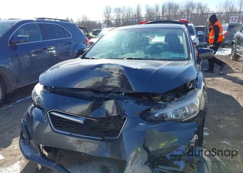 2018 Subaru Impreza 2.0I Premium из США, поврежденный, VIN 4S3GKAD67J3613438